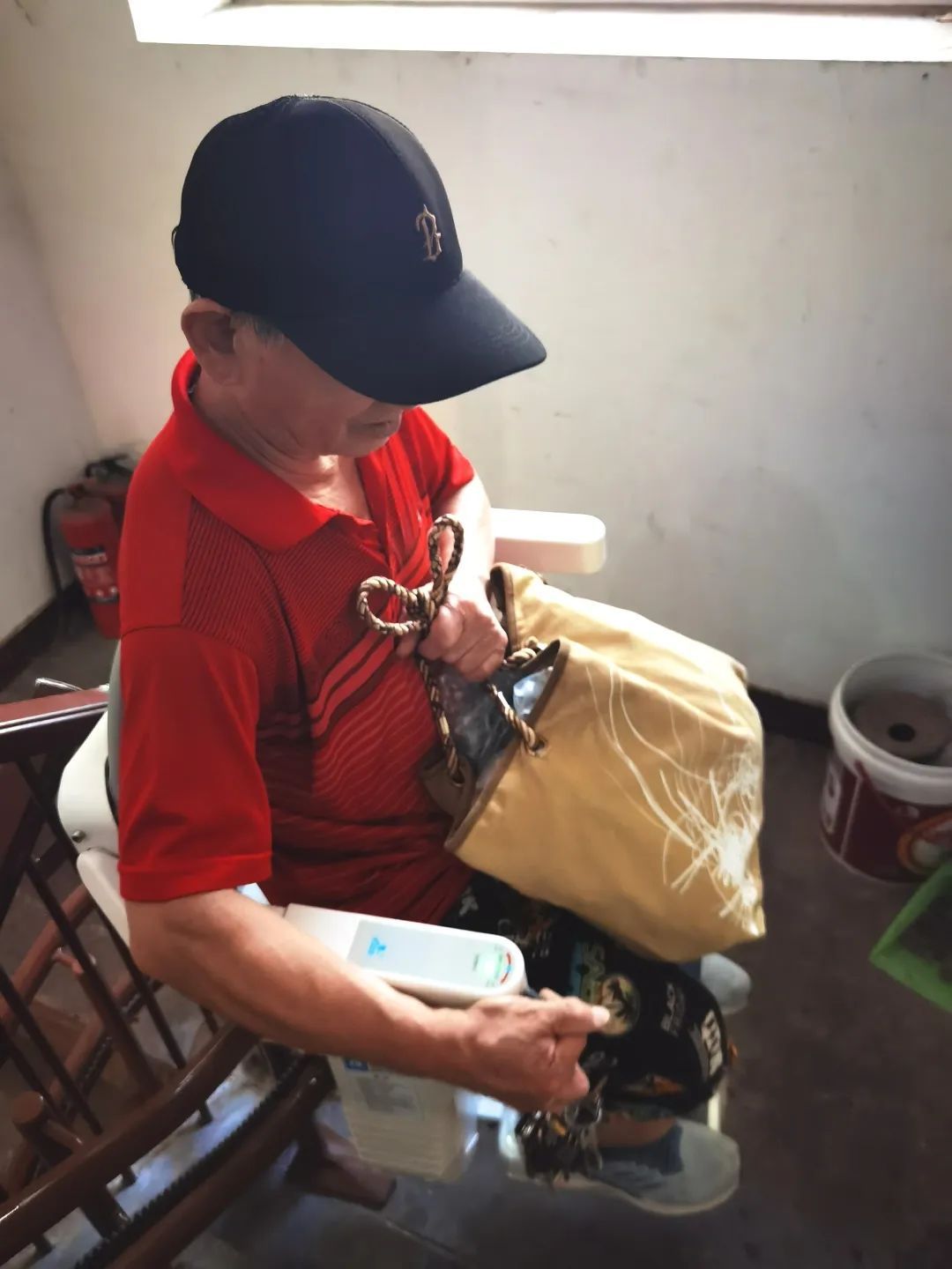 从“望楼兴叹”到“一键上下”:爬楼器为黑窑厂西里居民注入“垂直活力” 从“望楼兴叹”到“一键上下”:爬楼器为黑窑厂西里居民注入“垂直活力”