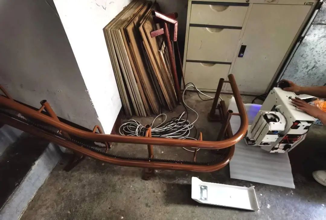 从“望楼兴叹”到“一键上下”:爬楼器为黑窑厂西里居民注入“垂直活力” 从“望楼兴叹”到“一键上下”:爬楼器为黑窑厂西里居民注入“垂直活力”