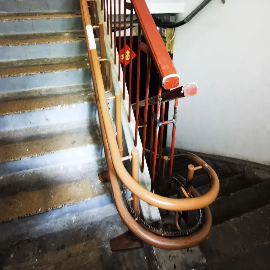 从“望楼兴叹”到“一键上下”:爬楼器为黑窑厂西里居民注入“垂直活力” 从“望楼兴叹”到“一键上下”:爬楼器为黑窑厂西里居民注入“垂直活力”