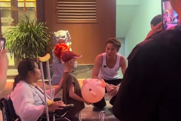 温情一幕！吴克群济南街头助力患病母子卖花，签名互动暖人心