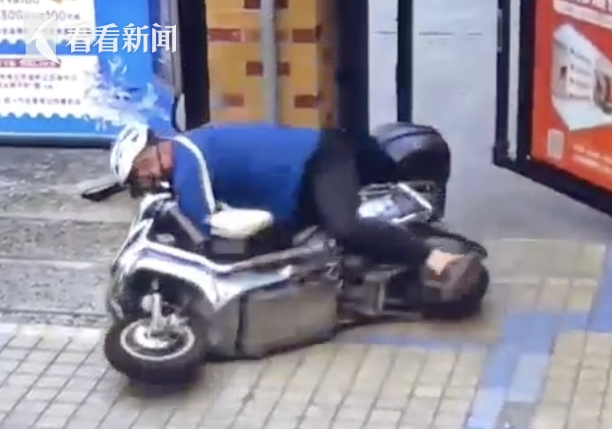 外卖小哥遭"关门杀"，颈椎重伤致残！网友看完监控后怕：这门不应该…