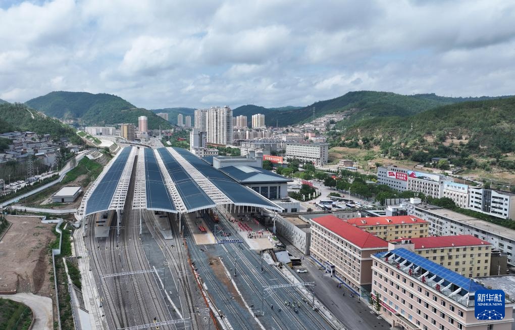 新华全媒+丨西延高铁实现轨道贯通 新华全媒+丨西延高铁实现轨道贯通