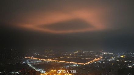 暖夜灯柱！河北现罕见大气光学奇观