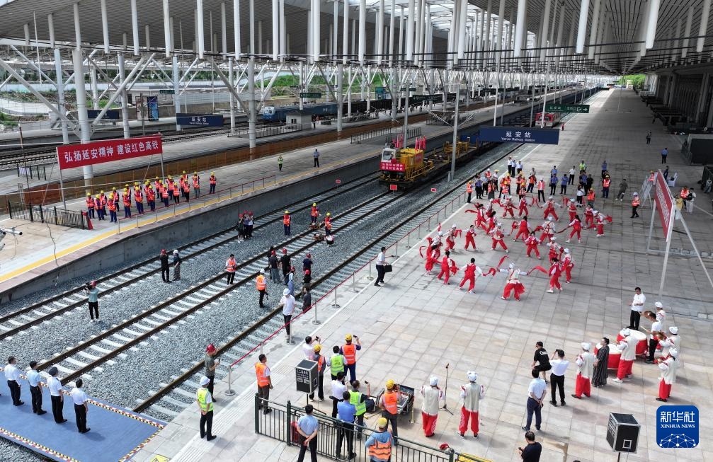 新华全媒+丨西延高铁实现轨道贯通 新华全媒+丨西延高铁实现轨道贯通