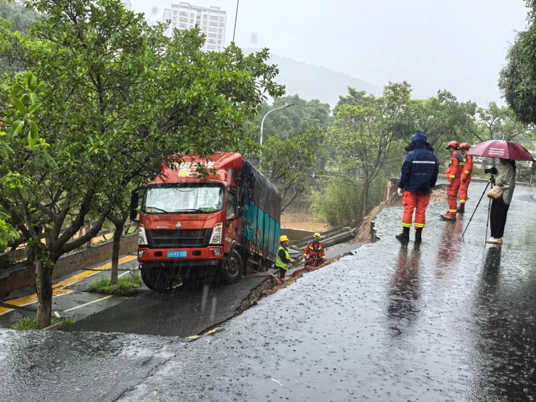 强降雨致云南一路段塌方,多车掉落! 强降雨致云南一路段塌方,多车掉落!