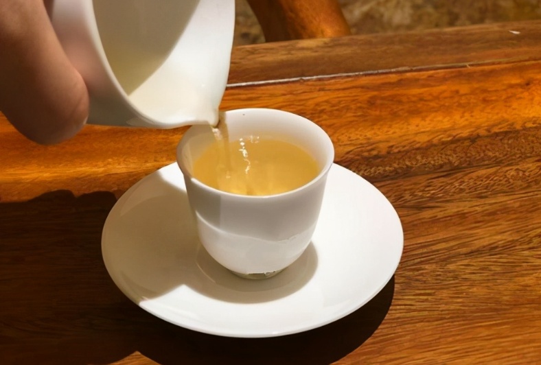 男子竟3次被同事下“真话水”套工作计划，一杯菊花茶下肚，头晕、失去意识...