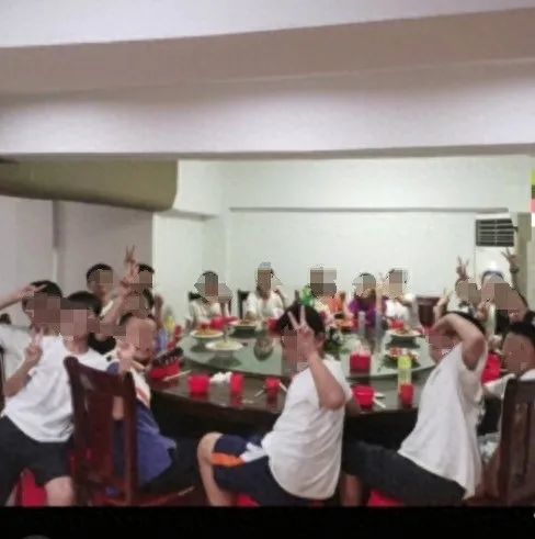 21名小学生凑300元聚餐,饭店老板回应贴钱上20多道菜:孩子们集体鞠躬致谢 21名小学生凑300元聚餐,饭店老板回应贴钱上20多道菜:孩子们集体鞠躬致谢