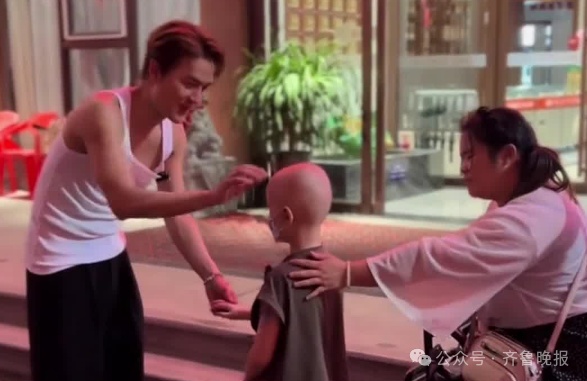 吴克群现身济南街头,帮患癌儿童卖花治病,孩子妈妈:当晚收到6000多元 吴克群现身济南街头,帮患癌儿童卖花治病,孩子妈妈:当晚收到6000多元