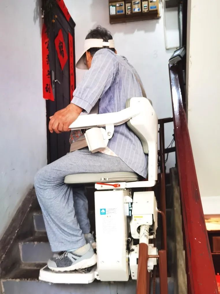 从“望楼兴叹”到“一键上下”:爬楼器为黑窑厂西里居民注入“垂直活力” 从“望楼兴叹”到“一键上下”:爬楼器为黑窑厂西里居民注入“垂直活力”