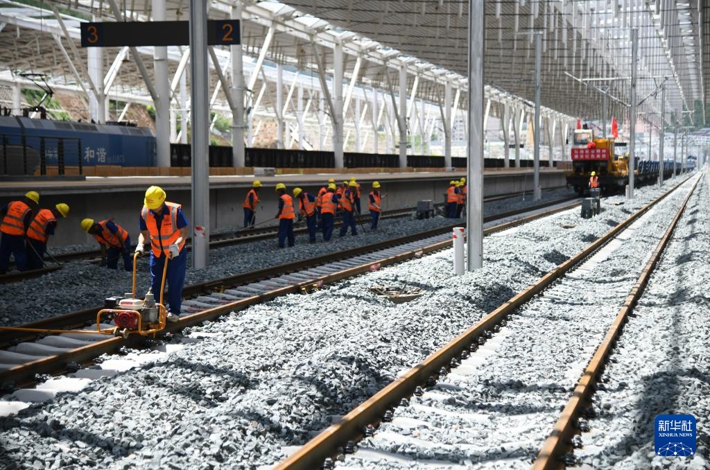 新华全媒+丨西延高铁实现轨道贯通 新华全媒+丨西延高铁实现轨道贯通