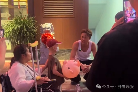 吴克群现身济南街头,帮患癌儿童卖花治病,孩子妈妈:当晚收到6000多元 吴克群现身济南街头,帮患癌儿童卖花治病,孩子妈妈:当晚收到6000多元