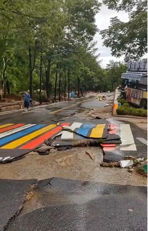 一夜暴雨!河南多家景区紧急闭园,已有道路被冲毁!今日河南多地仍有大到暴雨 一夜暴雨!河南多家景区紧急闭园,已有道路被冲毁!今日河南多地仍有大到暴雨