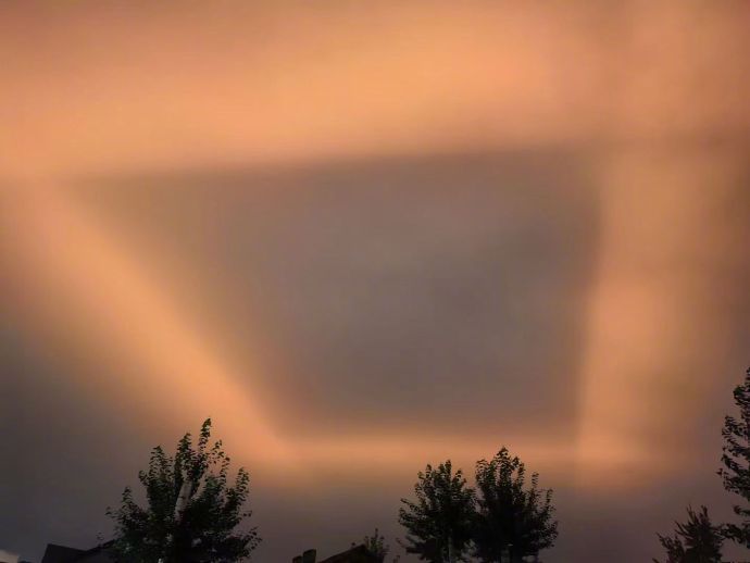 暖夜灯柱!河北大名现罕见大气光学奇观 暖夜灯柱!河北大名现罕见大气光学奇观
