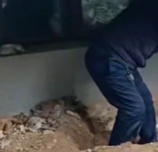 吓到腿软!新房院子中挖出多块人骨,开发商拒绝退换房,警方初判→ 吓到腿软!新房院子中挖出多块人骨,开发商拒绝退换房,警方初判→
