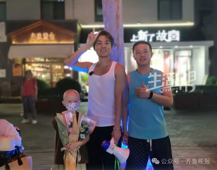 吴克群现身济南街头,帮患癌儿童卖花治病,孩子妈妈:当晚收到6000多元 吴克群现身济南街头,帮患癌儿童卖花治病,孩子妈妈:当晚收到6000多元