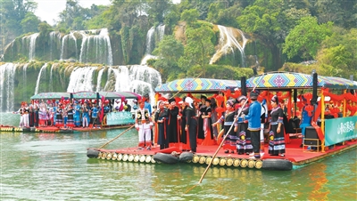 一瀑流淌两国情 民心相通共潮生 一瀑流淌两国情 民心相通共潮生