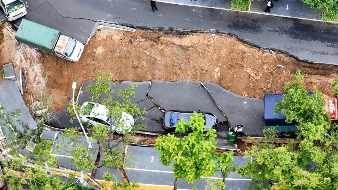 强降雨致云南一路段塌方,多车掉落! 强降雨致云南一路段塌方,多车掉落!