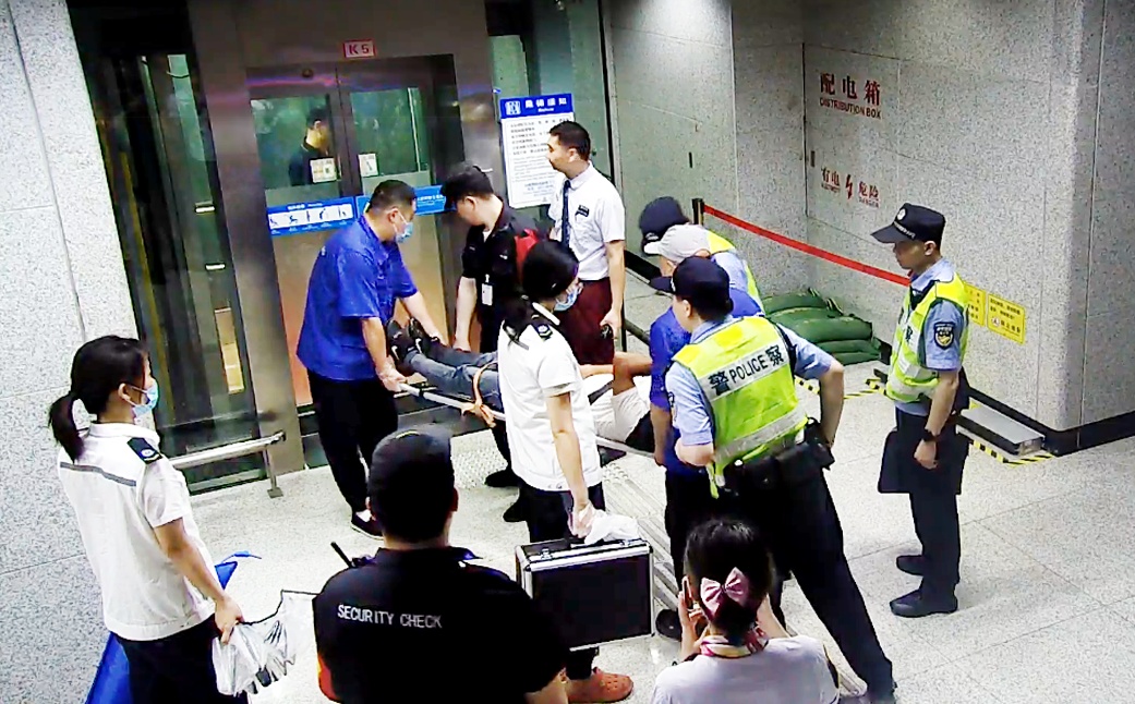 事发武汉地铁3号线,他们两人被拍下! 事发武汉地铁3号线,他们两人被拍下!