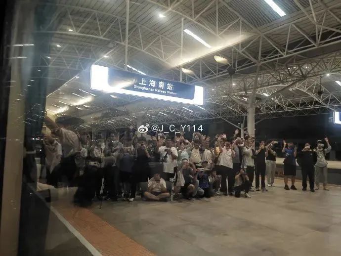 上海南站发出最后一班绿皮火车，普速列车将迁至松江站始发终到！金山铁路也有调整