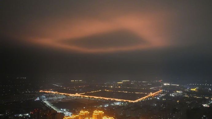 暖夜灯柱!河北大名现罕见大气光学奇观 暖夜灯柱!河北大名现罕见大气光学奇观