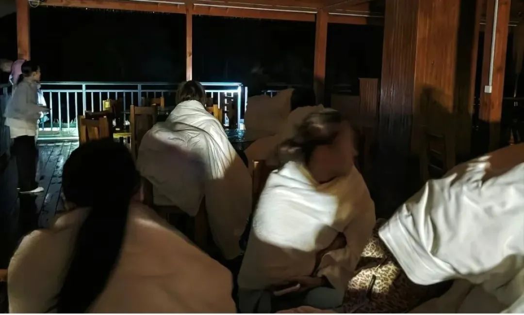 河南西峡极端强降雨致8人失联,老界岭景区多名游客被困,饭店老板带员工救援 河南西峡极端强降雨致8人失联,老界岭景区多名游客被困,饭店老板带员工救援