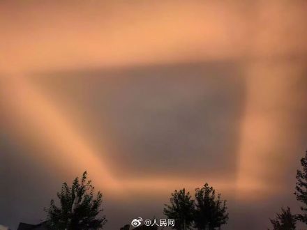 暖夜灯柱！河北现罕见大气光学奇观