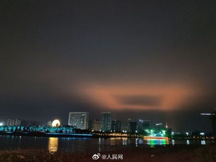 暖夜灯柱！河北现罕见大气光学奇观