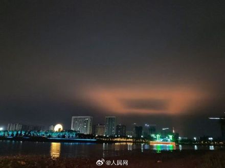 暖夜灯柱！河北现罕见大气光学奇观