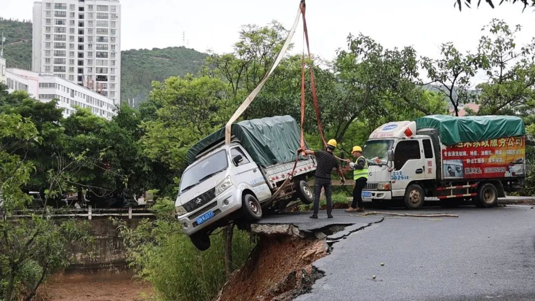 强降雨致云南一路段塌方,多车掉落! 强降雨致云南一路段塌方,多车掉落!