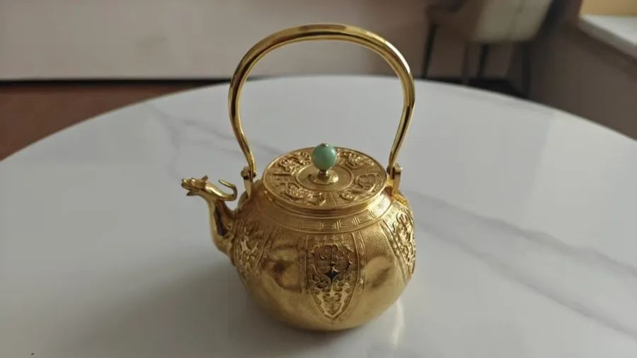 上海一保姆偷走雇主家价值50万的黄金茶壶！花两周“狸猫换太子”
