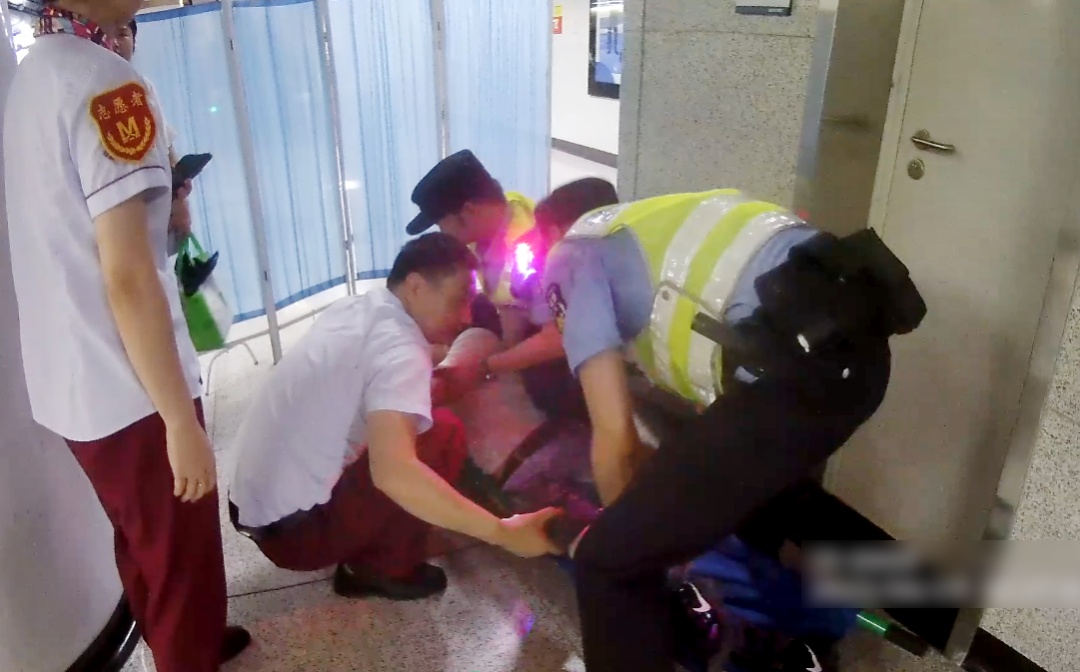 事发武汉地铁3号线,他们两人被拍下! 事发武汉地铁3号线,他们两人被拍下!