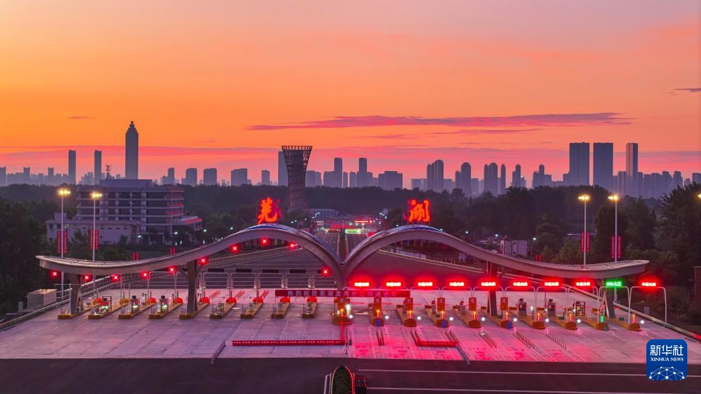 新华全媒+丨“八百里皖江第一隧”建成通车 新华全媒+丨“八百里皖江第一隧”建成通车