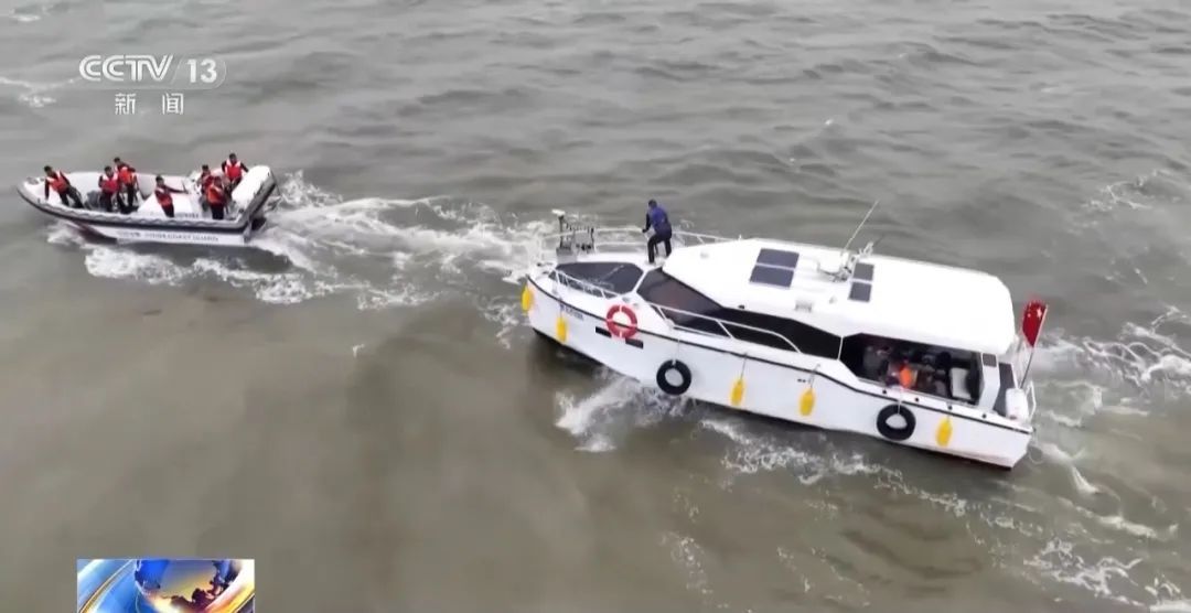 江苏连云港一游艇在海上发生故障 被困6人全部获救 江苏连云港一游艇在海上发生故障 被困6人全部获救