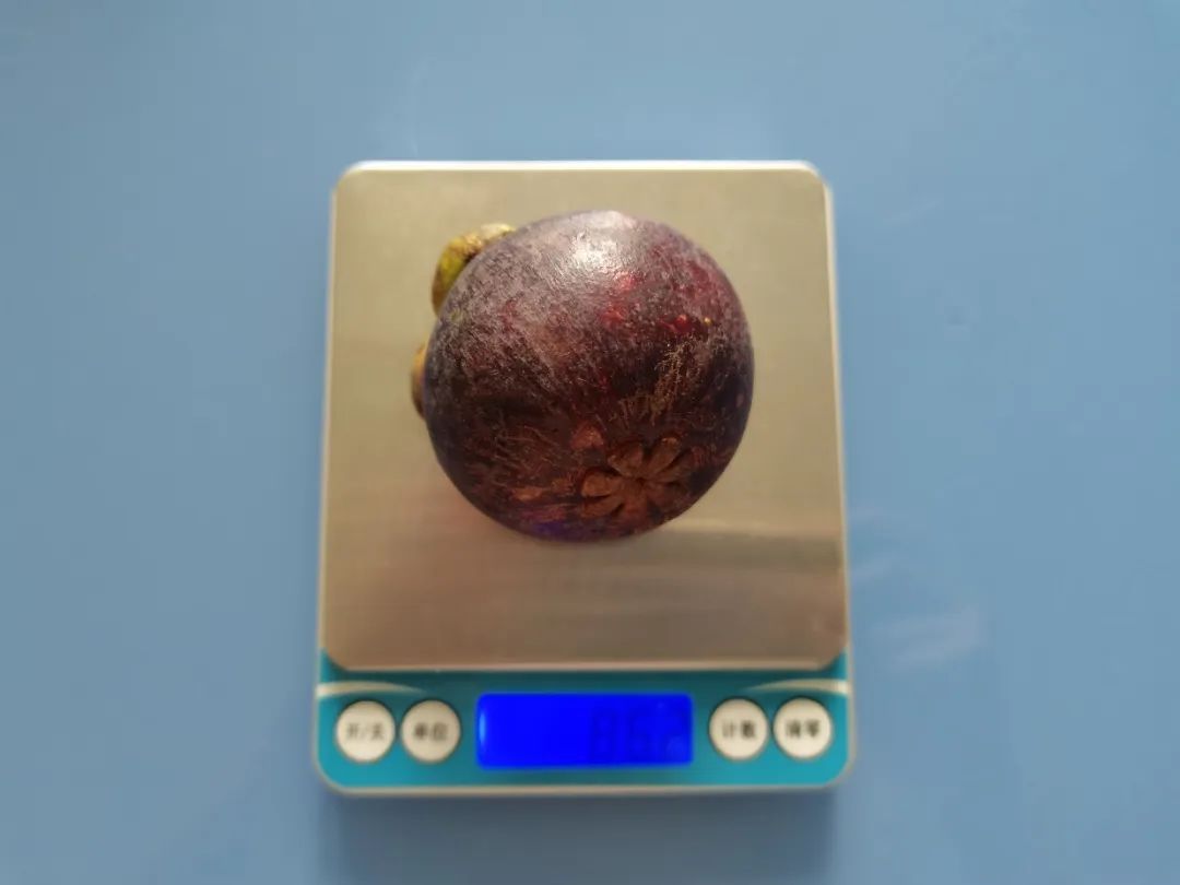 这种水果很贵,虽然好吃但营养价值一般,热量还很高…… 这种水果很贵,虽然好吃但营养价值一般,热量还很高……