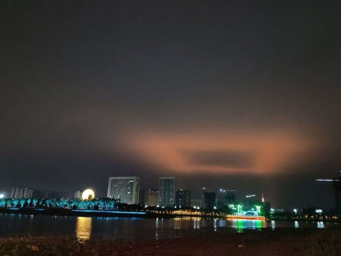 暖夜灯柱!河北大名现罕见大气光学奇观 暖夜灯柱!河北大名现罕见大气光学奇观