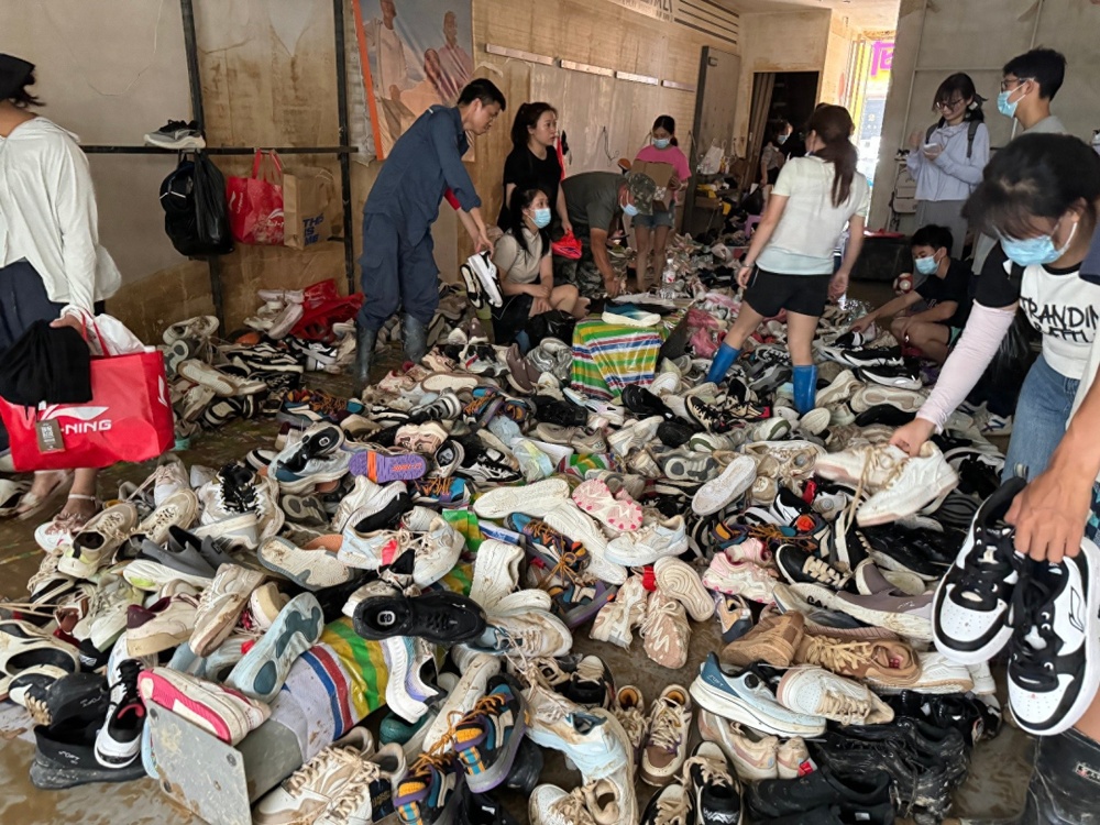 榕江泡水鞋服低价甩卖,商家拒爱心网购:不想赚这个钱,摸过再买 榕江泡水鞋服低价甩卖,商家拒爱心网购:不想赚这个钱,摸过再买