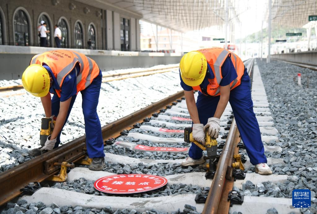 新华全媒+丨西延高铁实现轨道贯通 新华全媒+丨西延高铁实现轨道贯通