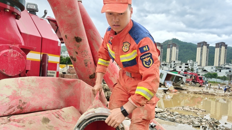 风雨同舟 共度难关 贵州消防奋战榕江灾后重建
