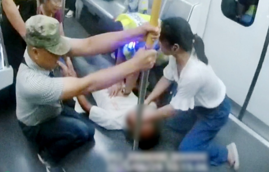 事发武汉地铁3号线,他们两人被拍下! 事发武汉地铁3号线,他们两人被拍下!