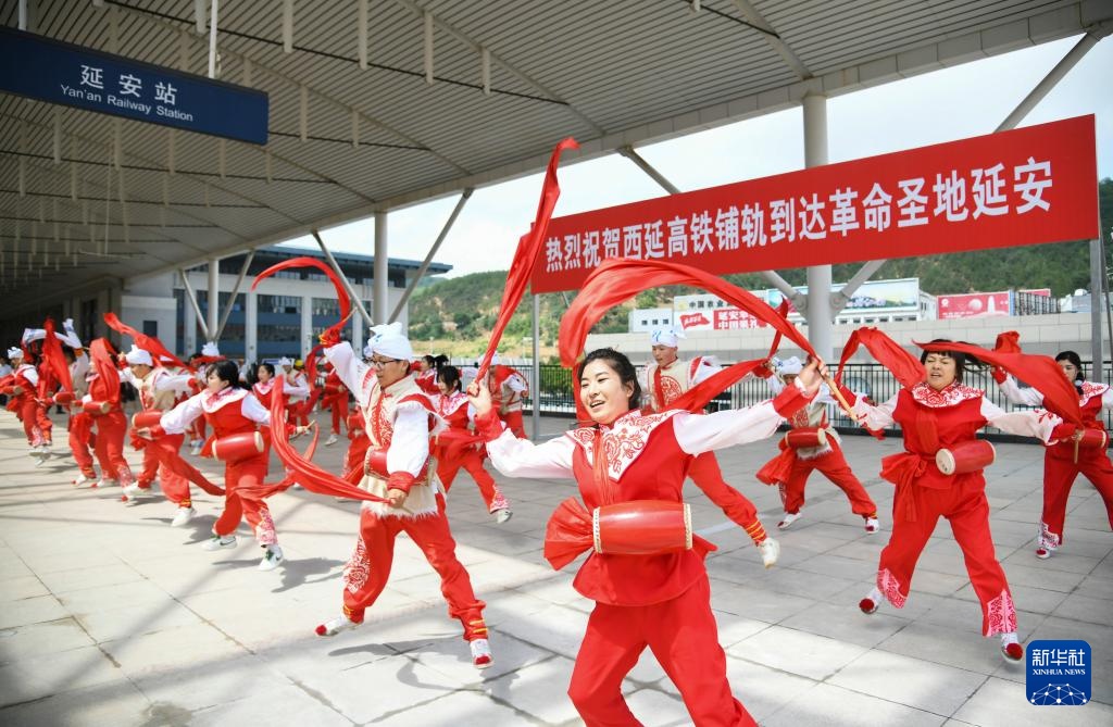 新华全媒+丨西延高铁实现轨道贯通 新华全媒+丨西延高铁实现轨道贯通