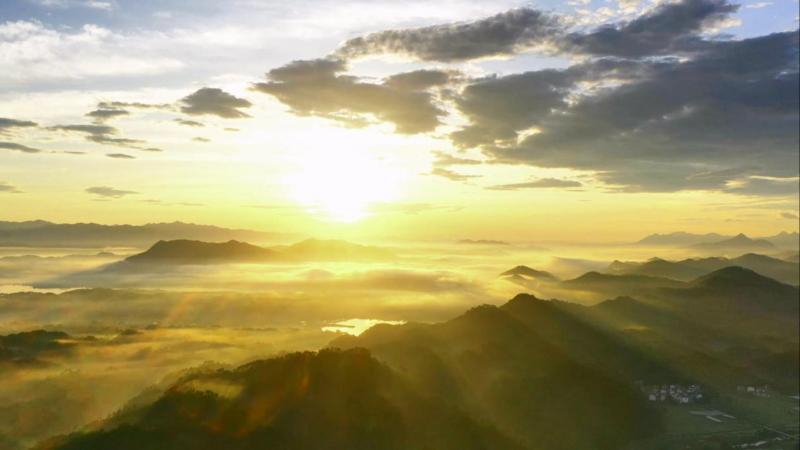 江西武宁修河上空现云蒸霞蔚奇观 江西武宁修河上空现云蒸霞蔚奇观