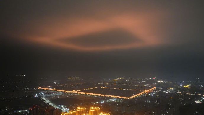 暖夜灯柱!河北大名现罕见大气光学奇观 暖夜灯柱!河北大名现罕见大气光学奇观