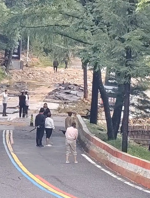 一夜暴雨!河南多家景区紧急闭园,已有道路被冲毁!今日河南多地仍有大到暴雨 一夜暴雨!河南多家景区紧急闭园,已有道路被冲毁!今日河南多地仍有大到暴雨
