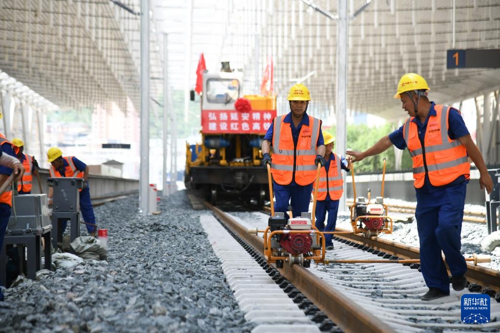 新华全媒+丨西延高铁实现轨道贯通 新华全媒+丨西延高铁实现轨道贯通