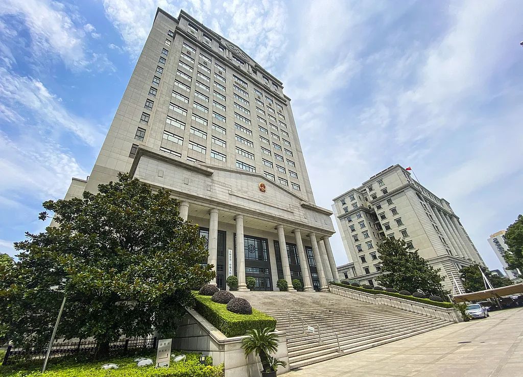 外卖小哥遭"关门杀"，颈椎重伤致残！网友看完监控后怕：这门不应该…