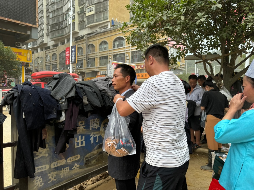 榕江泡水鞋服低价甩卖,商家拒爱心网购:不想赚这个钱,摸过再买 榕江泡水鞋服低价甩卖,商家拒爱心网购:不想赚这个钱,摸过再买