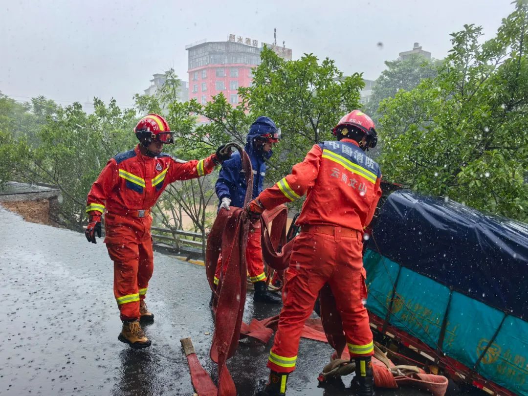 强降雨致云南一路段塌方,多车掉落! 强降雨致云南一路段塌方,多车掉落!