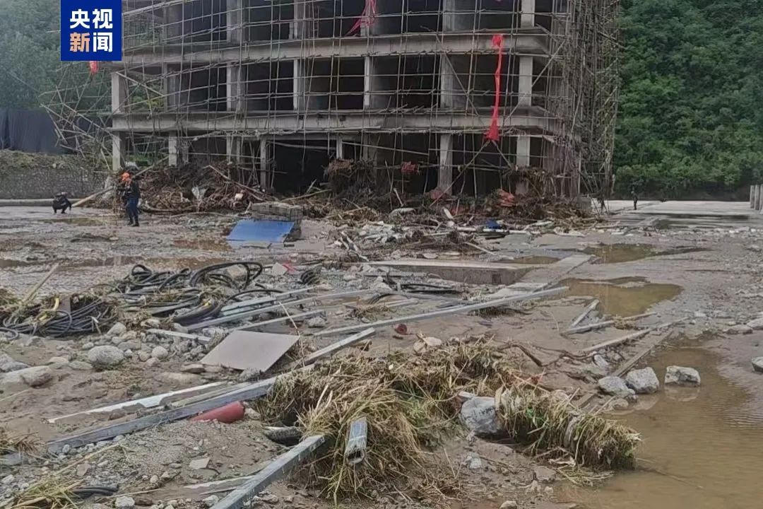 河南西峡极端强降雨致8人失联,老界岭景区多名游客被困,饭店老板带员工救援 河南西峡极端强降雨致8人失联,老界岭景区多名游客被困,饭店老板带员工救援