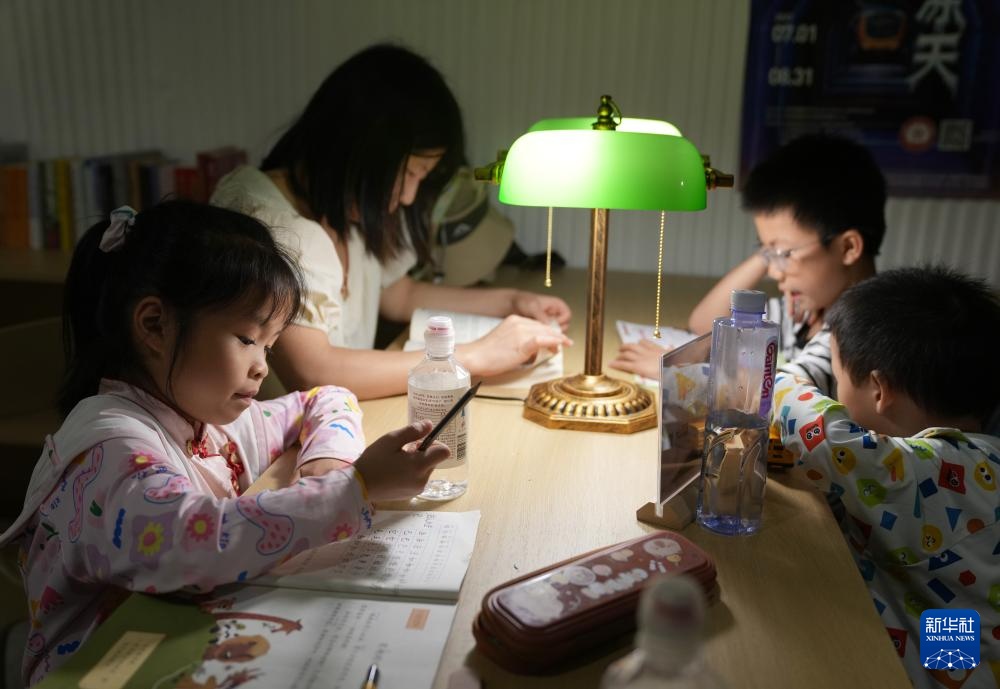 杭州:开放防空洞避暑纳凉 杭州:开放防空洞避暑纳凉