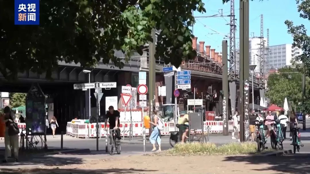 欧洲多地热浪持续,埃菲尔铁塔因高温暂停开放顶部区域,地中海海洋温度创纪录 欧洲多地热浪持续,埃菲尔铁塔因高温暂停开放顶部区域,地中海海洋温度创纪录